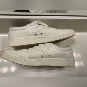 Classic Tretorn white tennis shoes, size 9.5